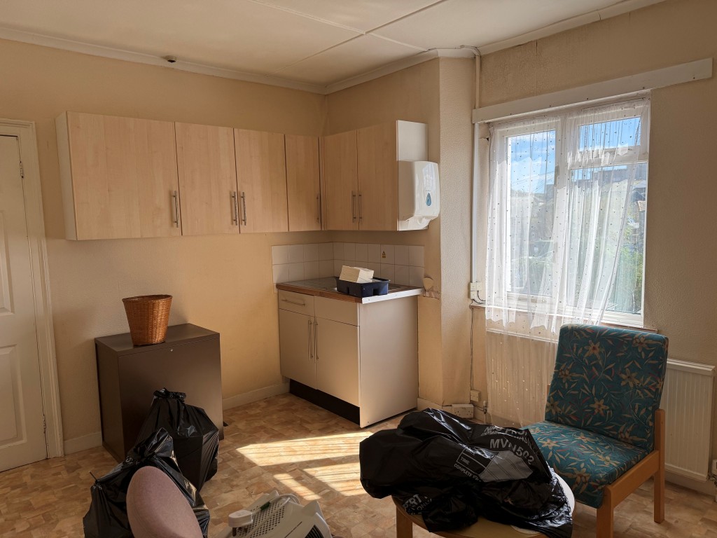 Lot: 129 - COMMERCIAL PROPERTY FOR UPDATING WITH PARKING AND OFFERING POTENTIAL - First floor meeting with kitchenette